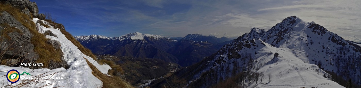 29 Vista sul Passo di Grialeggio e verso il Cancervo.jpg